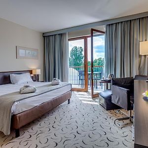 Zimmer mit Kingsize-Bett